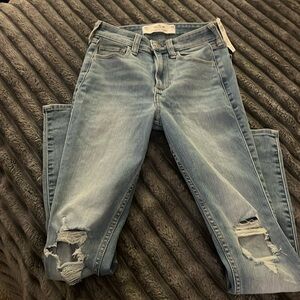 Hollister curvy high rise super skinny jeans rips in knees. Size 00r. NWT